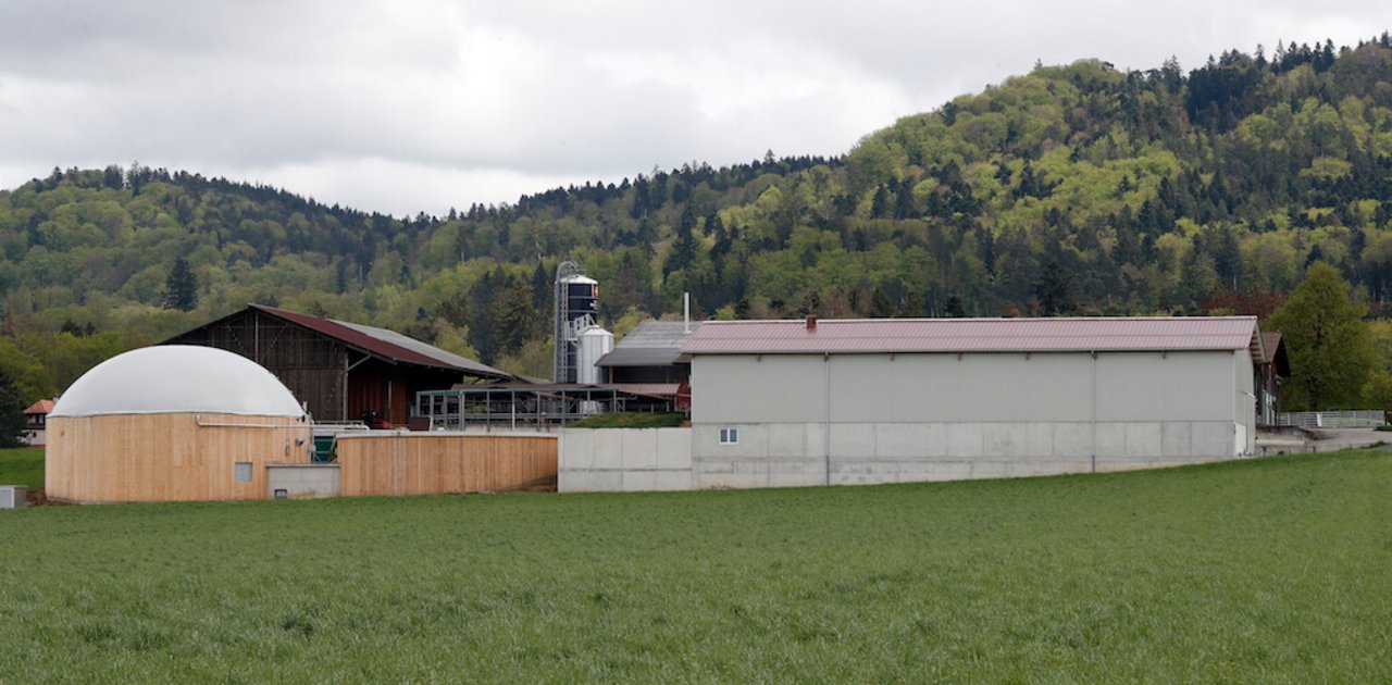 Seit März 2019 vergären Biglers in Moosseedorf ihre Gülle in der Biogas-Anlage. Der Gülle-Separator befindet sich in der neuen Halle, rechts im Bild. Bild: Ruben Sprich