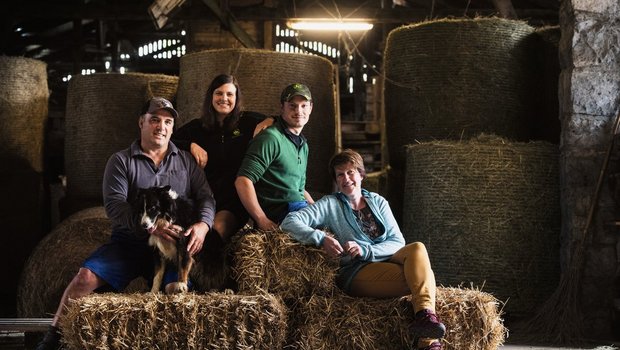 Ein Betrieb, drei Generationen (v.l.): Paolo, Romina, Fabio und Claudia Gabaglioim Heustock, während die jüngsten (Amelie und Cédric) Mittagsschlaf halten. Bild: Alessandro Crinari