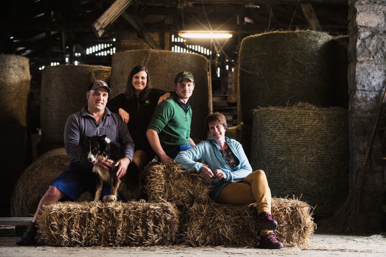 Ein Betrieb, drei Generationen (v.l.): Paolo, Romina, Fabio und Claudia Gabaglioim Heustock, während die jüngsten (Amelie und Cédric) Mittagsschlaf halten. Bild: Alessandro Crinari