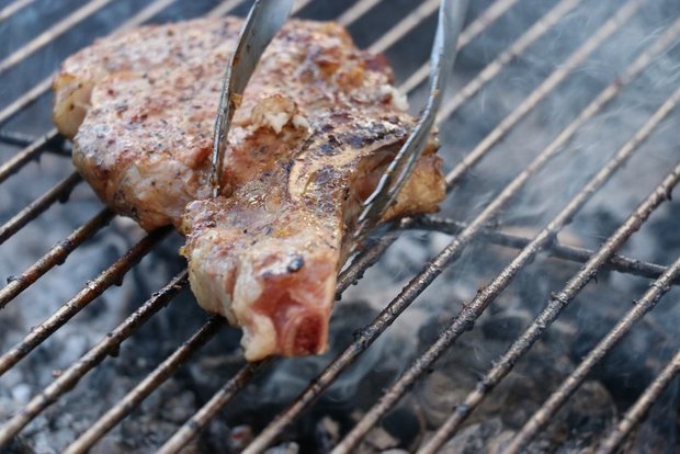 Im ersten Halbjahr 2021 brummt der Fleischmarkt Die Corona-bedingten Schliessungen der Grenze für den Einkaufstourismus brachten dem Schweizer Detailhandel Rekordumsätze. Bild: BauernZeitung/Ruth Aerni