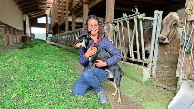 Am liebsten ist Ramona Ammann im Stall – beim Melken, Füttern, Abkalben oder Klauenschneiden. Immer mit dabei ist ihr Hund Ohana. Der Australian Working Kelpie bewährt sich als Hüte- und Treibhund. 