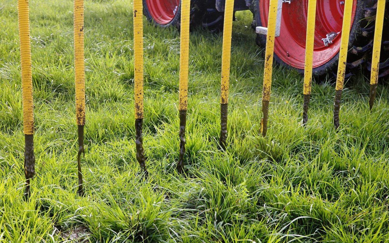 Wenn die Schleppschläuche nicht am Boden entlang gezogen werden, sondern in der Luft hängen, wird die Gülle auf dem Gras und nicht am Boden abgelegt. Trocknen die Güllewürste ein und werden nicht abgeregnet, steigt das Risiko von Futterverschmutzung. 