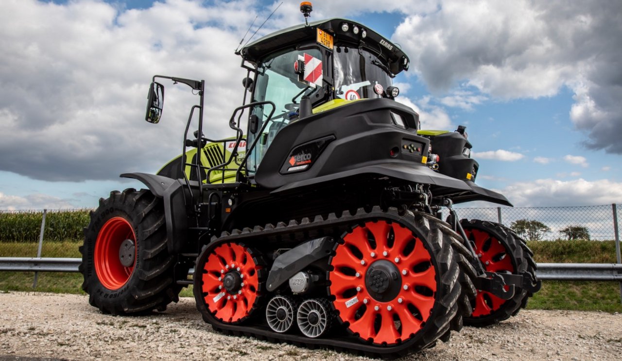 Der Claas Axion 930 Terra Trac leistet 355 PS. Die gefederte Raupe macht aus dem ursprünglichen Standardtraktor ein vollgefedertes Fahrzeug. Bild: Pia Neuenschwander