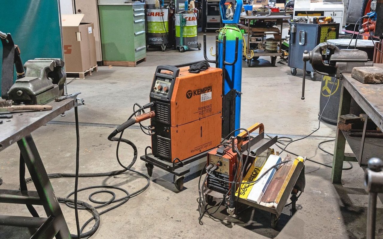 Die zwei gängigsten Schweissgeräte: Metall-Aktivgas-Schweissen (MAG) und das Elektroden-Schweissen.