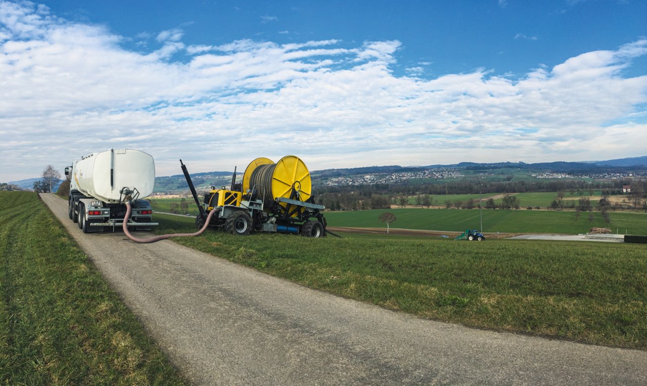 Beim Verschlauchen ab Feldrand muss das Feld nicht mit dem Tankwagen befahren werden. Dies schont den Boden. Bild: zvg