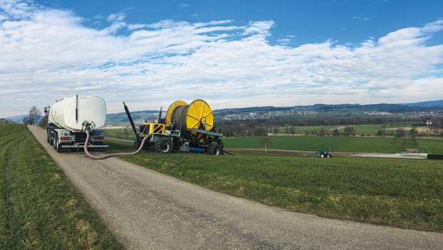 Beim Verschlauchen ab Feldrand muss das Feld nicht mit dem Tankwagen befahren werden. Dies schont den Boden. Bild: zvg