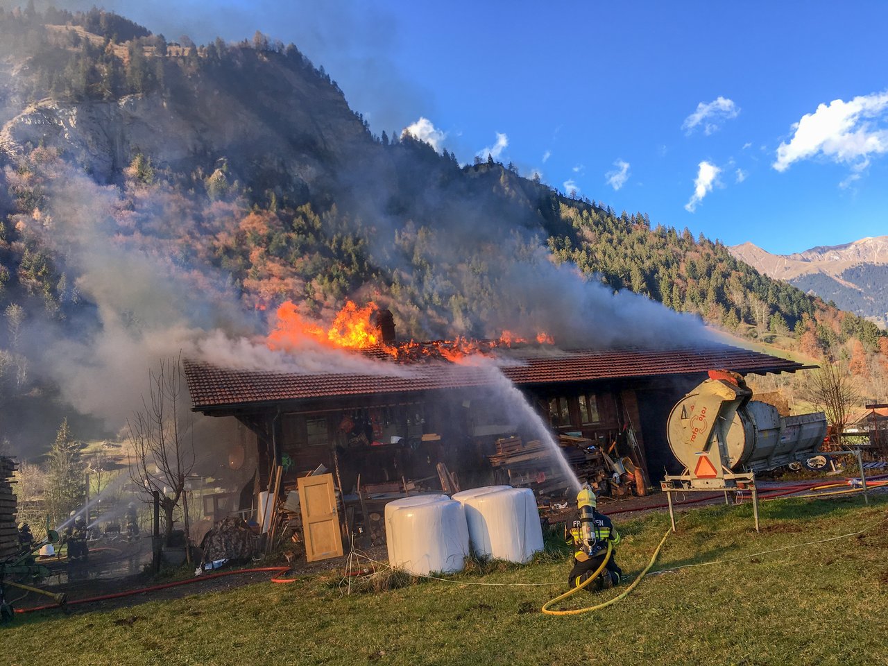 Die Feuerwehr bekam den Brand rasch unter Kontrolle, trotzdem ist das Haus nicht mehr bewohnbar. 