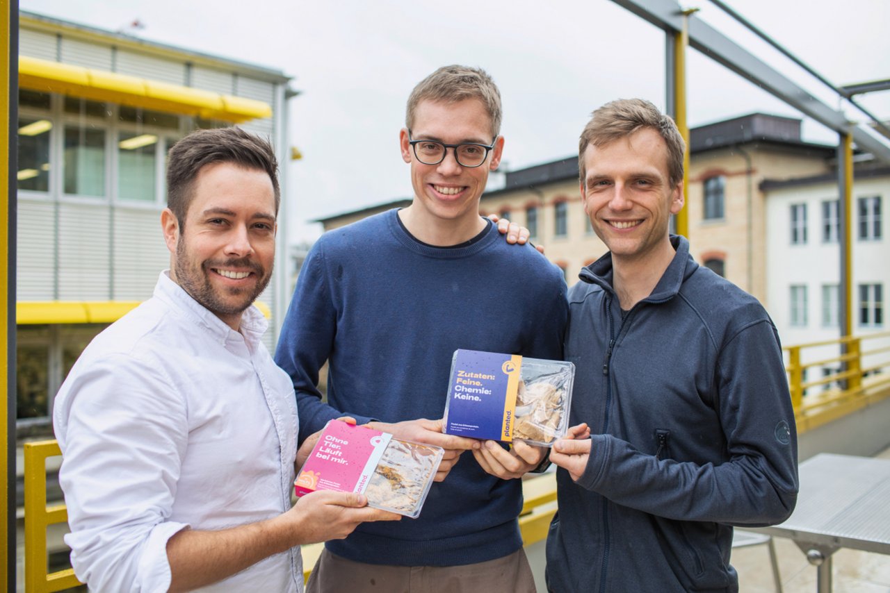 Die drei «planted Foods AG»-Gründer Pascal Bieri, Eric Stirnemann und Lukas Böni sind überzeugt, dass ihr Fleischersatzdem Geschmack von tierischem Fleisch in nichts nachsteht. Auf dem Bild fehlt der vierte Gründer, Christoph Jenny.