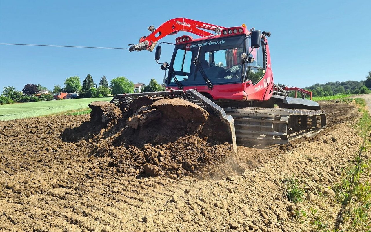 Die 480 PS-Maschine schiebt die Erde dank der breiten Raupen mit wenig Bodendruck. Dadurch werden Verdichtungen vermieden, was bei Rekultivierungsarbeiten besonders wichtig ist. Solche Arbeiten sind nur bei trockenen Bedingungen möglich.