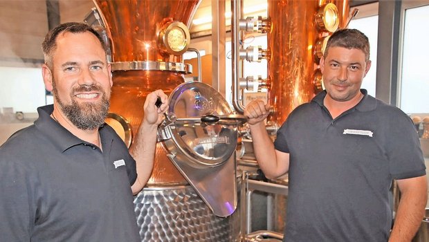 Die beiden «Schwarzbrenner» Daniel Sandmeier (links) und Sandro Köpfli öffneten am nationalen Tag «Die Schweiz brennt» die Türe ihrer Brennerei in Ramsen.