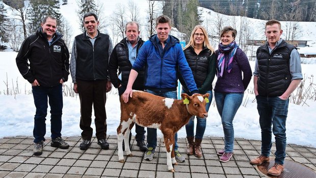 Die ehemaligen Präsidenten Daniel Seematter, Hans Braun, Rolf Dummermuth, Gewinner des Kalbes Mathias Aebersold, Florence Tagini, Daniela Schmutz und Martin Zurbrügg (v.l.n.r.). 