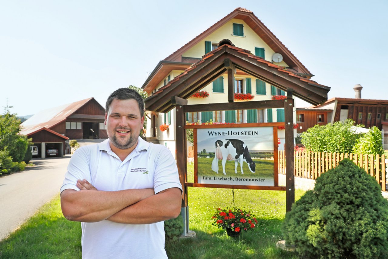 Jörg Lisebach wohnt auf dem Betrieb in Beromünster LU, den sein Vater und sein Bruder führen. Er hilft bei Arbeitsspitzen gern mit und macht Ferienablösungen. Bild: Ruben Sprich