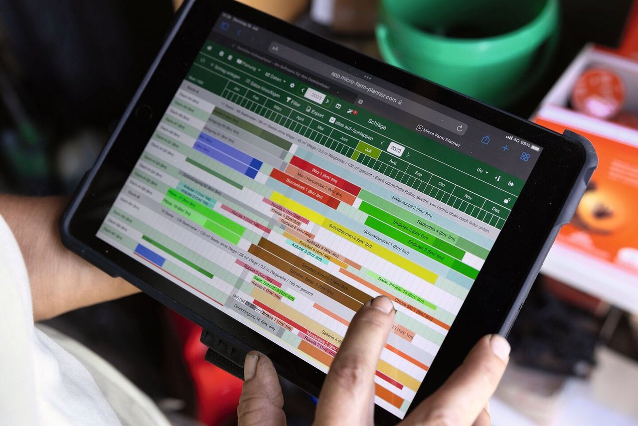 Die App «Micro Farm Planner» erleichtert die Arbeit: Damit lässt sich die Beet-belegung planen, die benötigten Setzlinge und die erwartete Erntemenge.