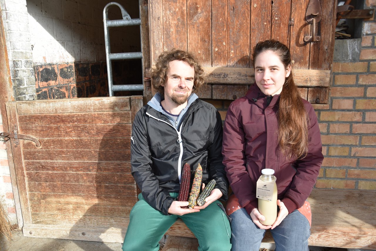 Urs Marti und seine Ehefrau Leandra Brusa erhöhen die Wertschöpfung ihrer Hofprodukte. Statt Futtermais wird Polentamais angebaut. Ihren Hafer verarbeiten sie zu Hafer-Drink. (Bild Lisa McKenna)