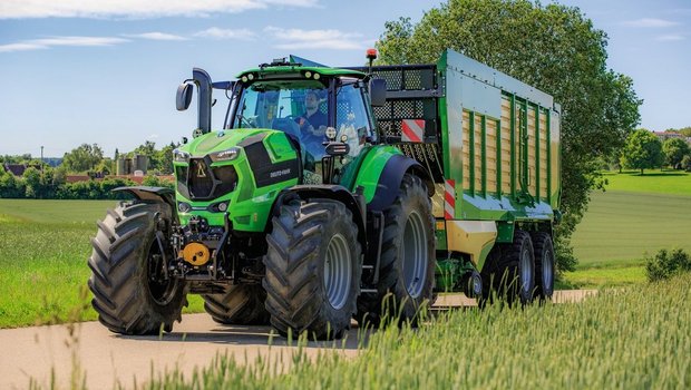 Der neue Deutz-Fahr 8280 TTV ist das erste Modell der neuen Serie 8. Er hat einen reaktionsfreudigen Motor und ein rasch reagierendes Getriebe. Bild: zVg