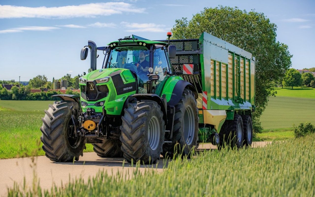 Der neue Deutz-Fahr 8280 TTV ist das erste Modell der neuen Serie 8. Er hat einen reaktionsfreudigen Motor und ein rasch reagierendes Getriebe. Bild: zVg