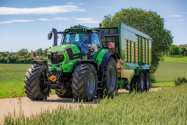 Deutz-Fahr 8280 TTV: Neuer Traktor tänzelt wie ein Schmetterling Der neue Deutz-Fahr 8280 TTV ist das erste Modell der neuen Serie 8. Er hat einen reaktionsfreudigen Motor und ein rasch reagierendes Getriebe. Bild: zVg