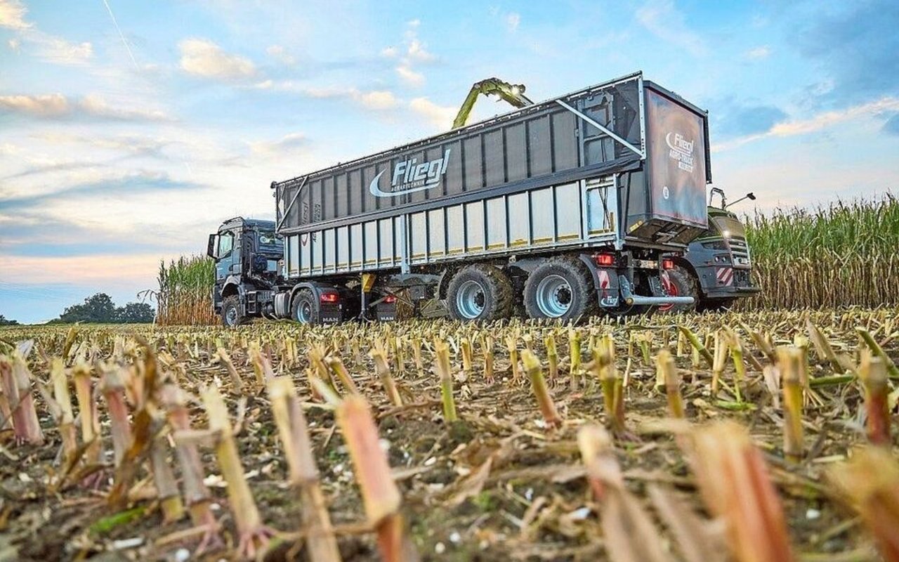Mit dem Agrotruck will Fliegl den Transportvorteil eines LKW auf der Strasse erreichen und auch das Fahren auf dem Feld ermöglichen.Bild: Fliegl
