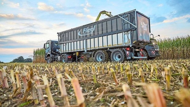 Mit dem Agrotruck will Fliegl den Transportvorteil eines LKW auf der Strasse erreichen und auch das Fahren auf dem Feld ermöglichen.Bild: Fliegl