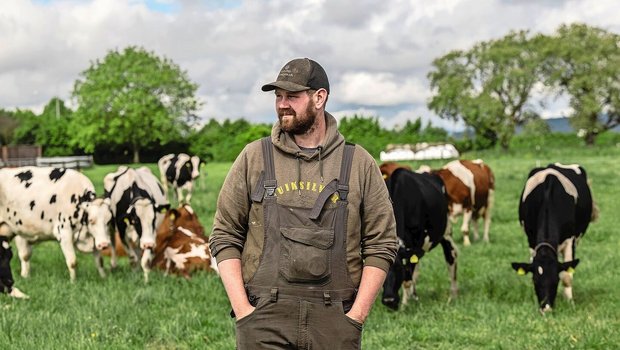 Hannes Kunz ist für die Fütterung der Milchkühe verantwortlich.