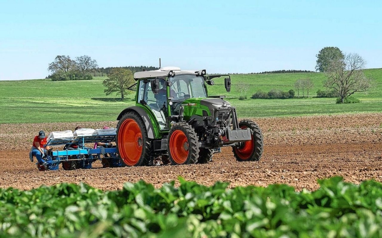 Fendt baut mit dem e100 Vario einen batterieelektrischen Traktor mit einer Maximalleistung von 90 PS. Dieser wird mit einer 100-kWh-Batterie gespeist.