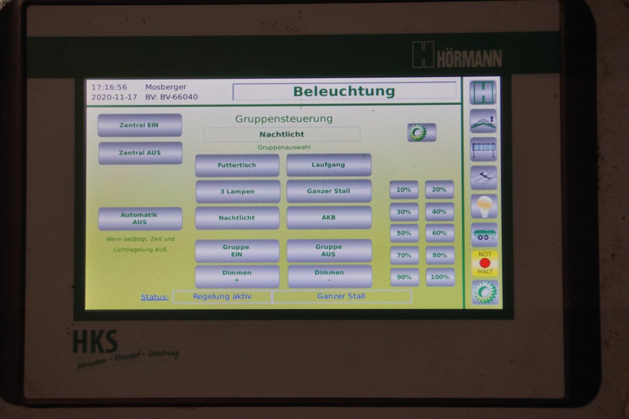 Die automatische Steuerung erfolgt über Touchscreen. Der Landwirt muss keinen Schalter mehr betätigen. Bild: Michael Götz