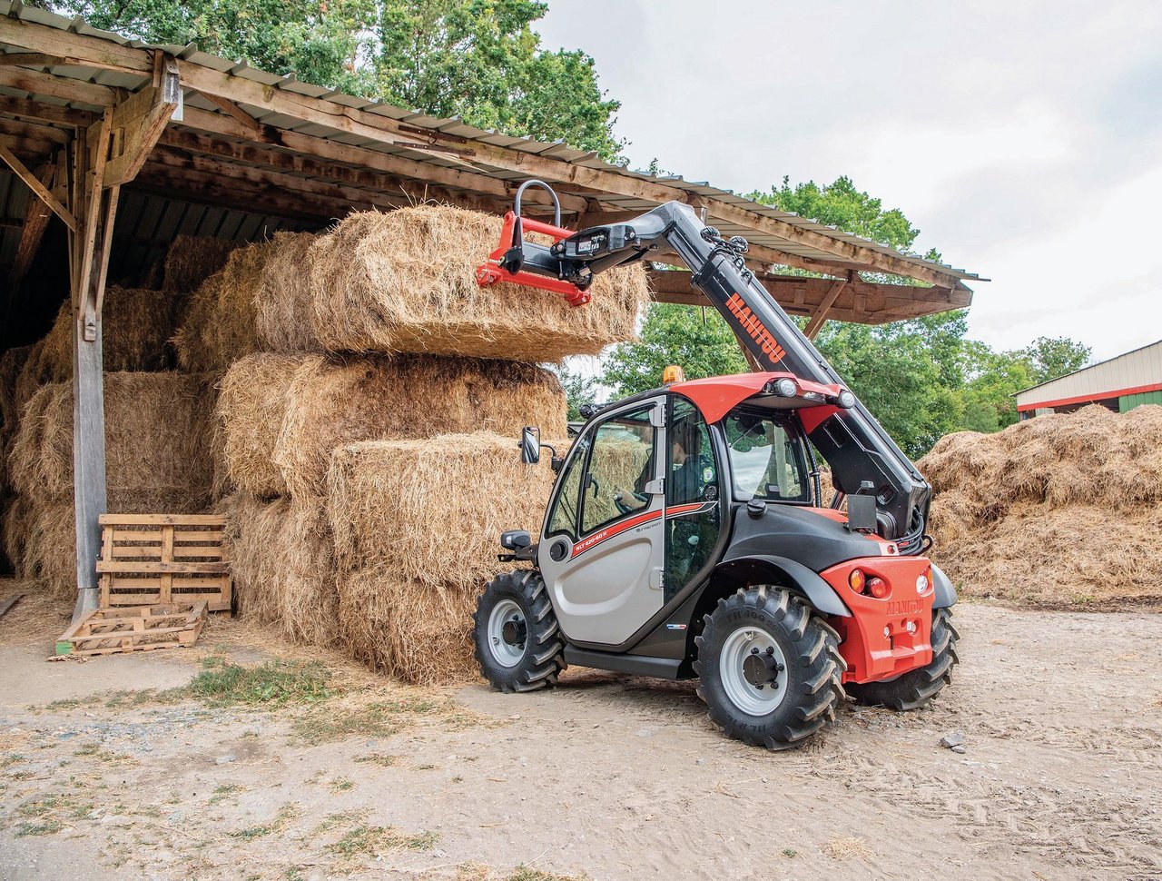 Der Manitou MT 420 respektive MLT 420 gehört zu den beliebtesten kompakten Teleskopladern der Schweizer Landwirte.Das schlanke Umschlaggerät kommt durch (fast) jede Türe und kann auch in engen Räumen manövriert werden. Bild: zVg