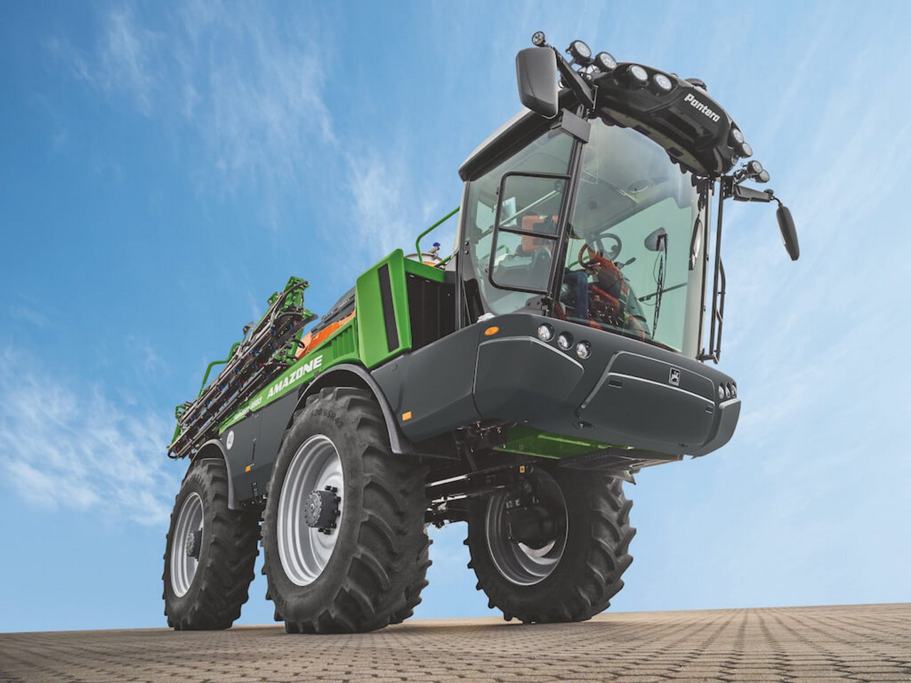 Die Motorleistung mit 218 PS zeichnet die neue Pantera aus. Bei geringem Leistungsbedarf schaltet der Motor in den Eco-Modus und spart so Diesel. Bild: Amazone