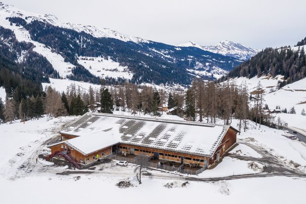 Der Gemeinschaftsstall liegt zwischen Chur und der Lenzerheide. Die gemeinsame Viehhaltung funktioniert nicht nur im Sommer auf der Alp, sondern auch im Winter. Bild: Matthias Nutt 