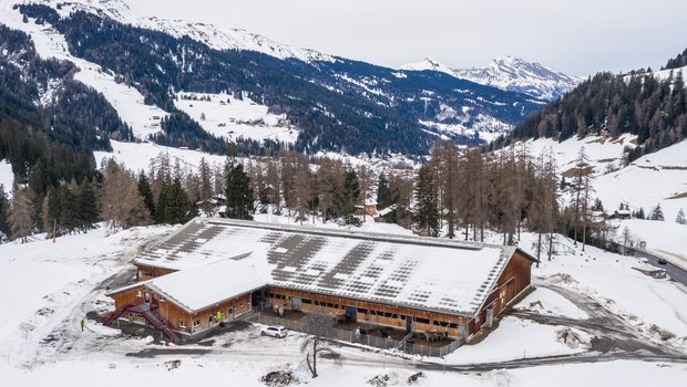 Der Gemeinschaftsstall liegt zwischen Chur und der Lenzerheide. Die gemeinsame Viehhaltung funktioniert nicht nur im Sommer auf der Alp, sondern auch im Winter. Bild: Matthias Nutt 