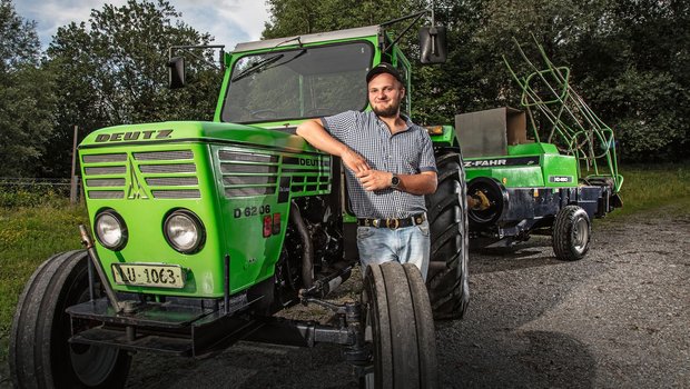 Cornel Christen lernte auf dem Deutz D 62 06 Traktor fahren. Anfangs 2021 hat er den Betrieb seiner Familie übernommen –und mit ihm den Deutz aus dem Jahr 1978. Bild: die grüne/Pia Neuenschwander