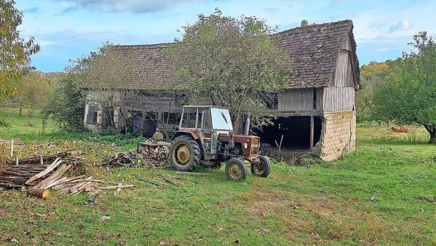 Auf dem Land sieht man viele unbewohnte, zerfallene Häuser und Scheunen. Zum einen sind das immer noch sichtbare Nachwehen des Jugoslawienkriegs. Zum anderen wurde 2020 die Region rund um Zagreb von einem starken Erdbeben erschüttert. 