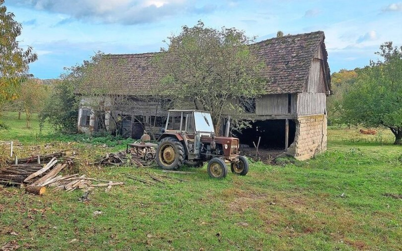 Auf dem Land sieht man viele unbewohnte, zerfallene Häuser und Scheunen. Zum einen sind das immer noch sichtbare Nachwehen des Jugoslawienkriegs. Zum anderen wurde 2020 die Region rund um Zagreb von einem starken Erdbeben erschüttert. 