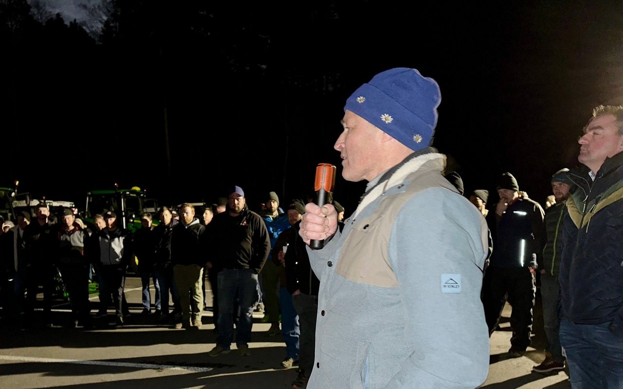 Bernhard Fuchs spricht zu den 200 Landwirten.