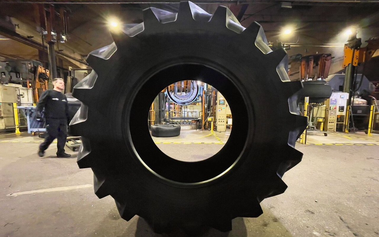 Ein riesiger Landwirtschaftsreifen in der Fabrik.