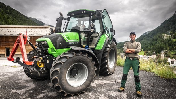 Nando Neuhäusler mit seinem TraumTraktor Deutz Fahr 6140.4 in Susch GR. Bild: Mattias Nutt