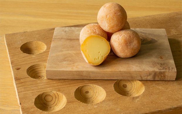 Der runde Käse schmiert sich selbst – und schmeckt Nach der kurzen Reifedauer sei das Aroma mild, aber sehr fein gewesen, beschreibt Patrick Galli. (Bild Agroscope)