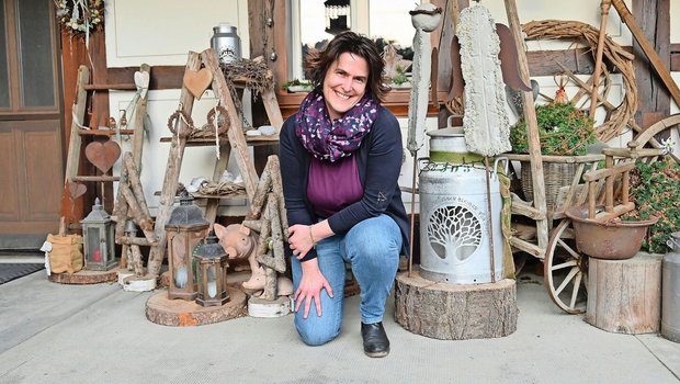 Renate Wyss kniet neben der Kanne, die ursprünglich für das Grab ihrer Mutter gedacht war. Da sie zu gross ist und die Familie Angst vor Diebstahl hat, schmückt sie nun als Erinnerung den Hauseingang der Familie. 