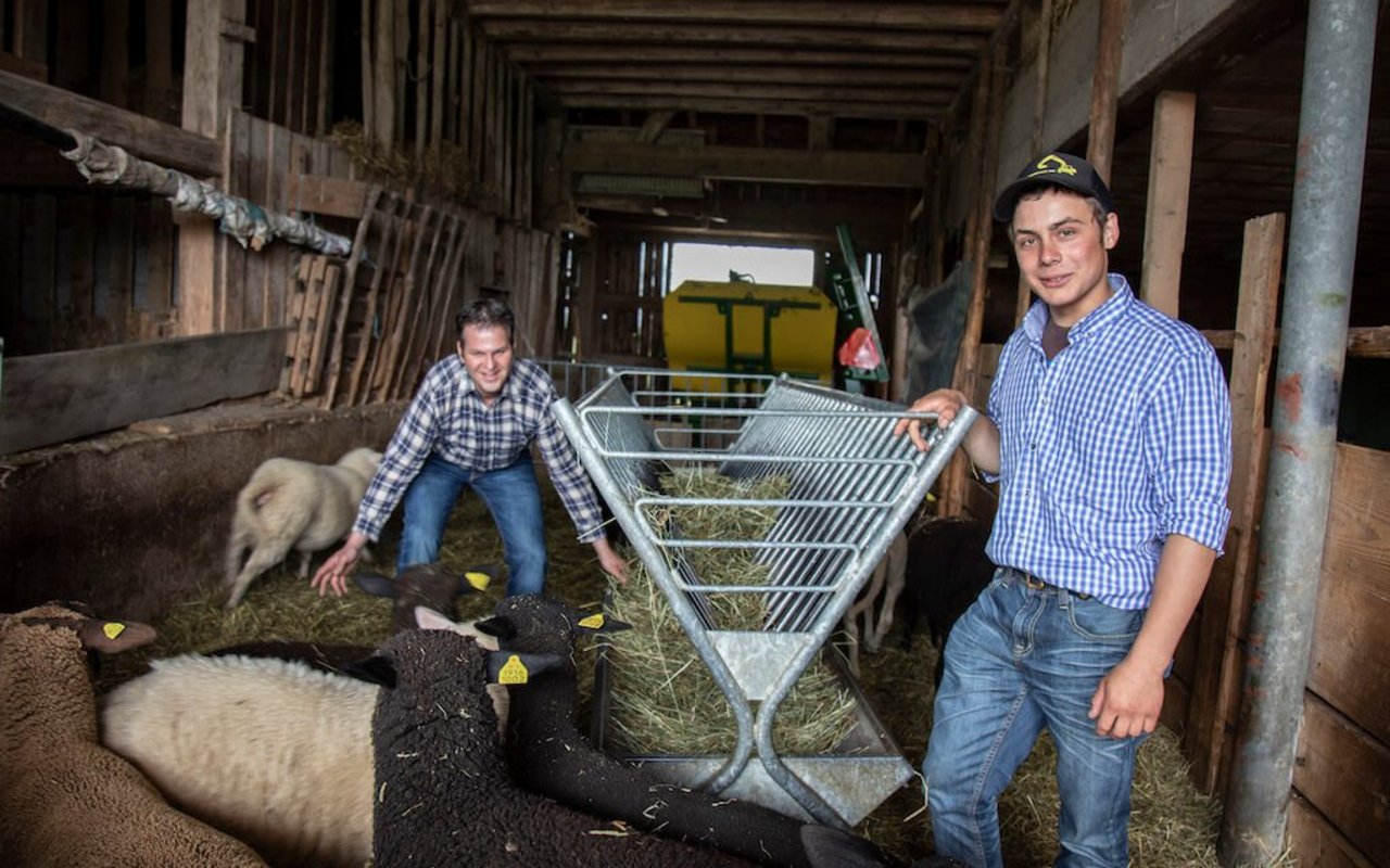 Landwirt Roger Frei mit seinem ehemaligen Lehrling Sepp Infanger. Bild: Pia Neuenschwander