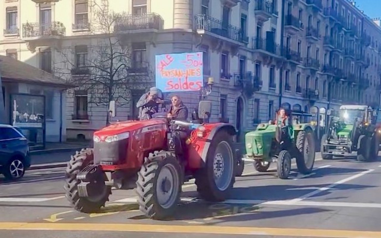 Traktoren-Kolonne mitten in der Stadt Genf.
