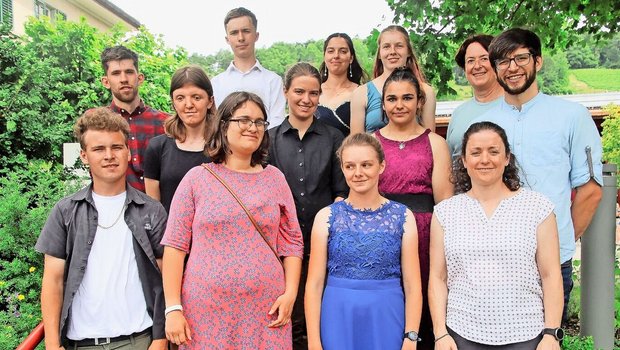 Die Hofmitarbeiter(i Die Hofmitarbeiter(innen) mit ihren Lehrpersonen an der Abschlussfeier in Wülflingen. Auf dem Bild fehlt Doris Hartmann. In der zweiten Reihe (r.) steht Klassenlehrer Benjamin Tschirky.