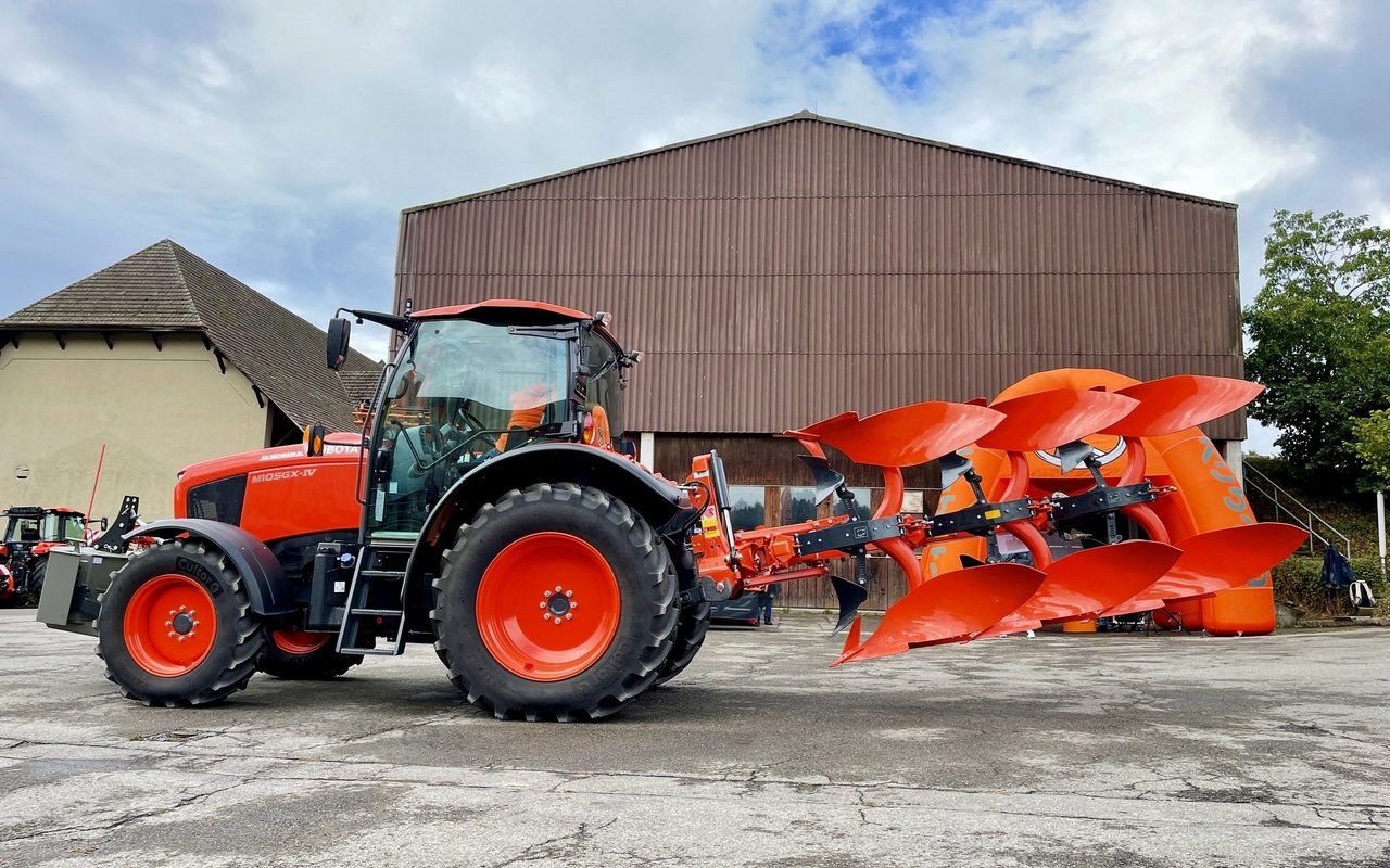 Kubota RM 2005 Anbauvolldrehpflug an einem Kubota-Traktor.