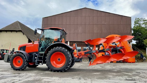 Kubota RM 2005 Anbauvolldrehpflug an einem Kubota-Traktor.