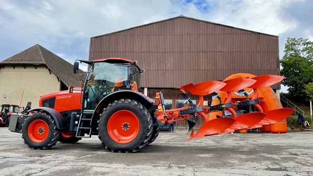 Kubota RM 2005 Anbauvolldrehpflug an einem Kubota-Traktor.