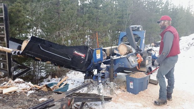 Bevor der Winter so richtig einbricht, muss noch Feuerholz gesägt werden. Als Hilfe wurde ein Feuerholz-Prozessor gekauft. Dieser ist sehr effizient und erspart viel Arbeit. 