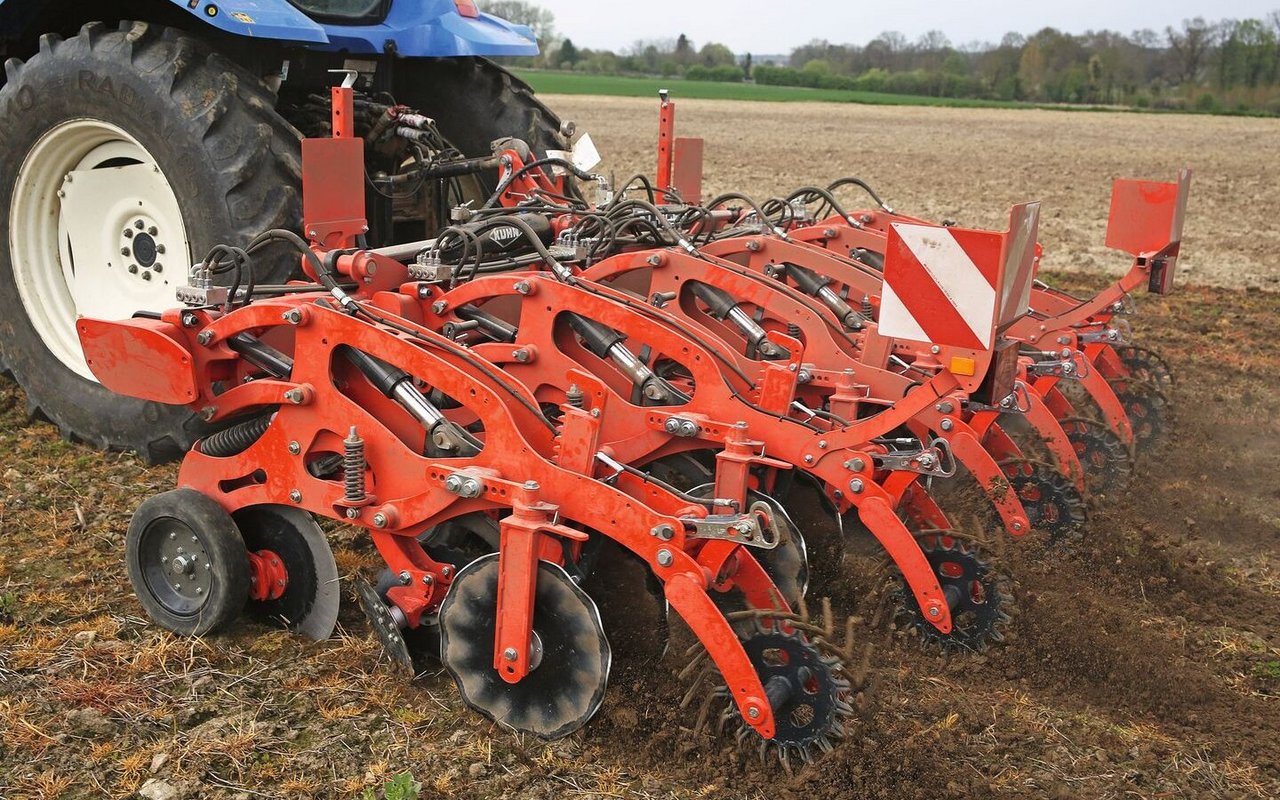 Mit einem Striptill-Gerät werden die Reihen dort aufgelockert, wo später die Saatkörner platziert werden. 