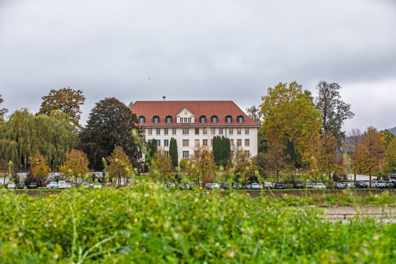 Zum Standort Courtemelon in Courtetélle JU gehört auch ein öffentlich zugängliches Restaurant. In Loveresse BE hat die Fondation Rurale Interjurassienne einen weiteren Ausbildungs-Standort. Bild: Pia Neuenschwander