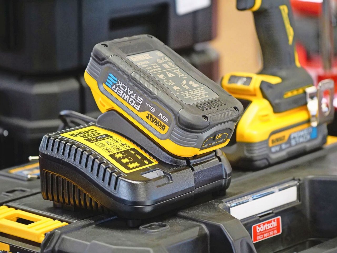 Ladestation mit Akku: Moderne Lithium-Ionen-Akkus sind in 30 bis 60 Minuten wieder einsatzbereit, je nach Kapazität und Ladegerät.