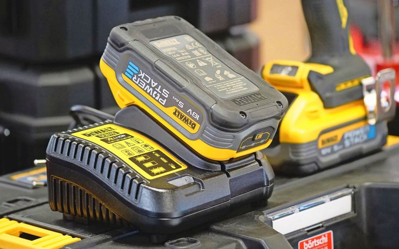 Ladestation mit Akku: Moderne Lithium-Ionen-Akkus sind in 30 bis 60 Minuten wieder einsatzbereit, je nach Kapazität und Ladegerät.