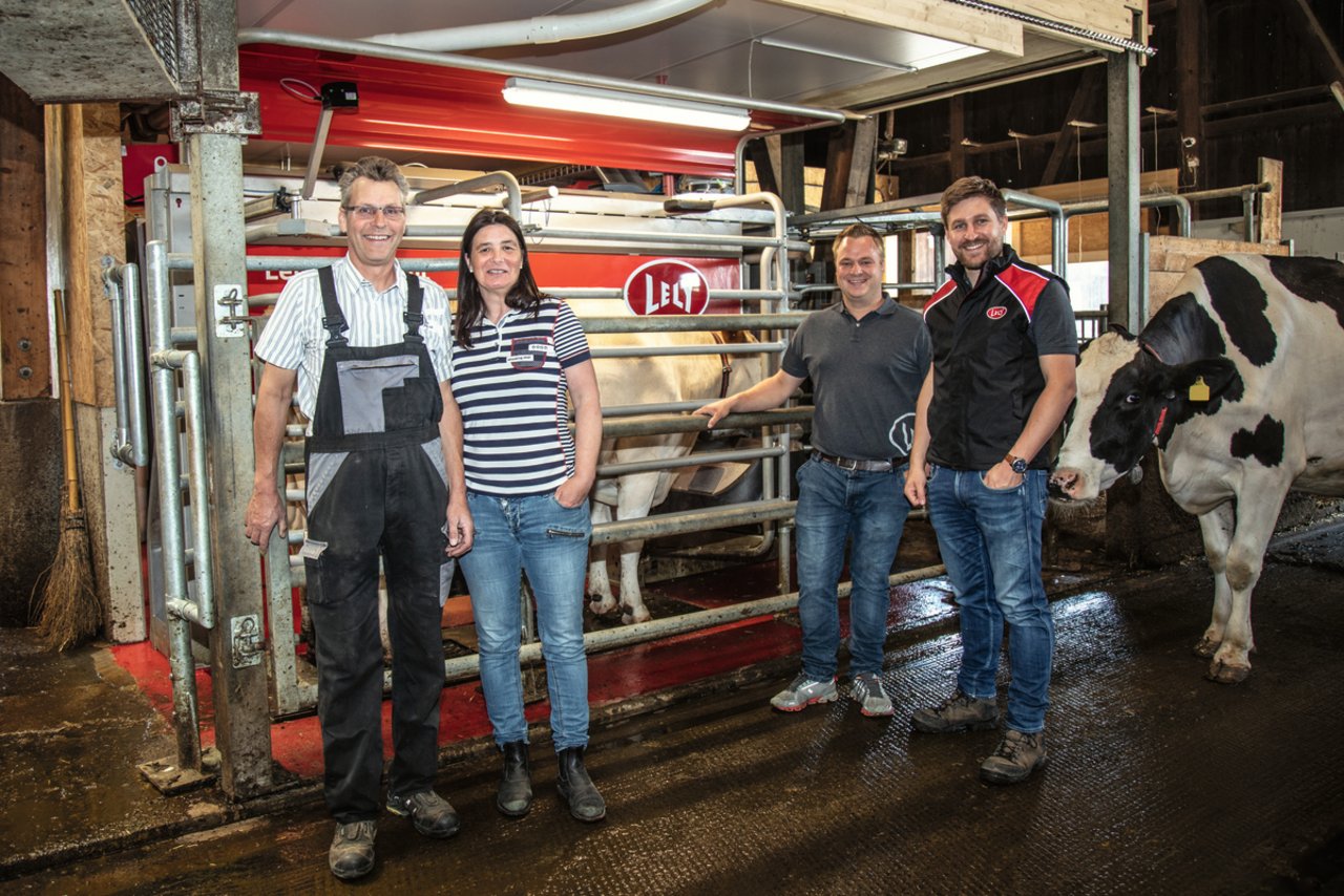 Daniel und Franziska Baumberger, Wiggiswil BE, Marc Grüter und Marcel Schwager von Lely v.l. Bild: Pia Neuenschwander.